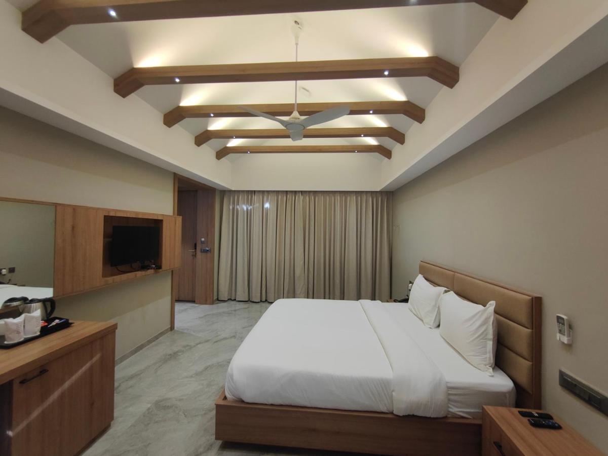 Hotel Club Heaven Palanpur Exterior foto