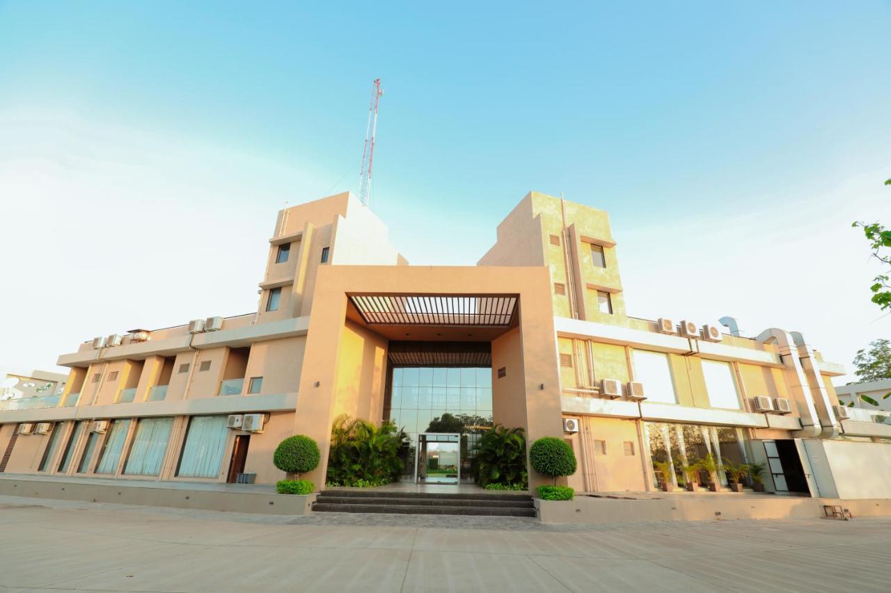 Hotel Club Heaven Palanpur Exterior foto